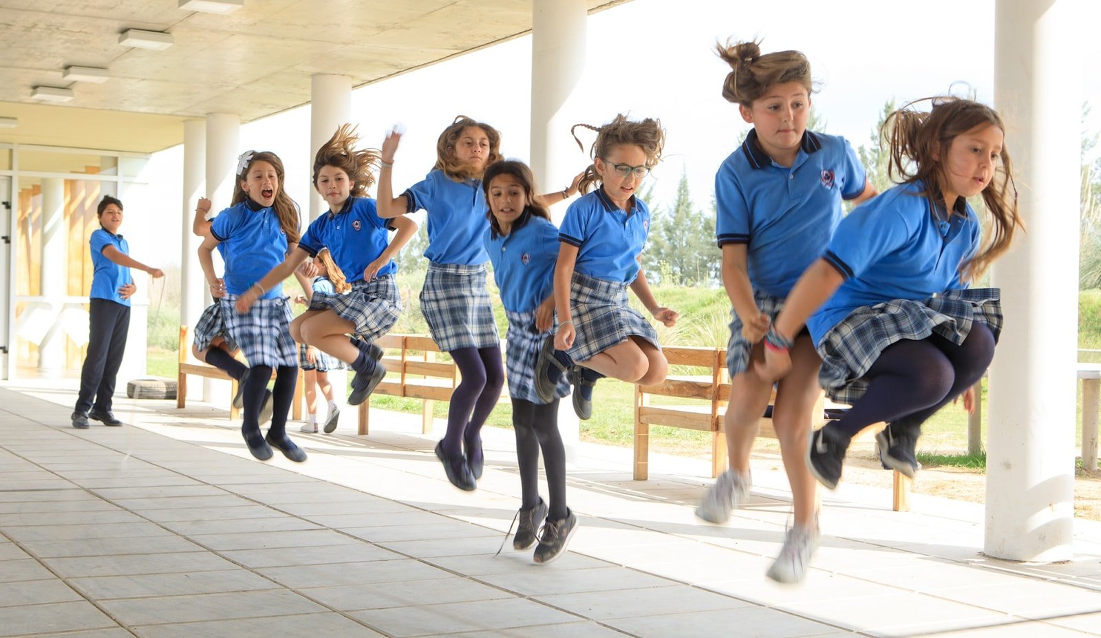 Alumnos saltando de alegría en la galería del colegio