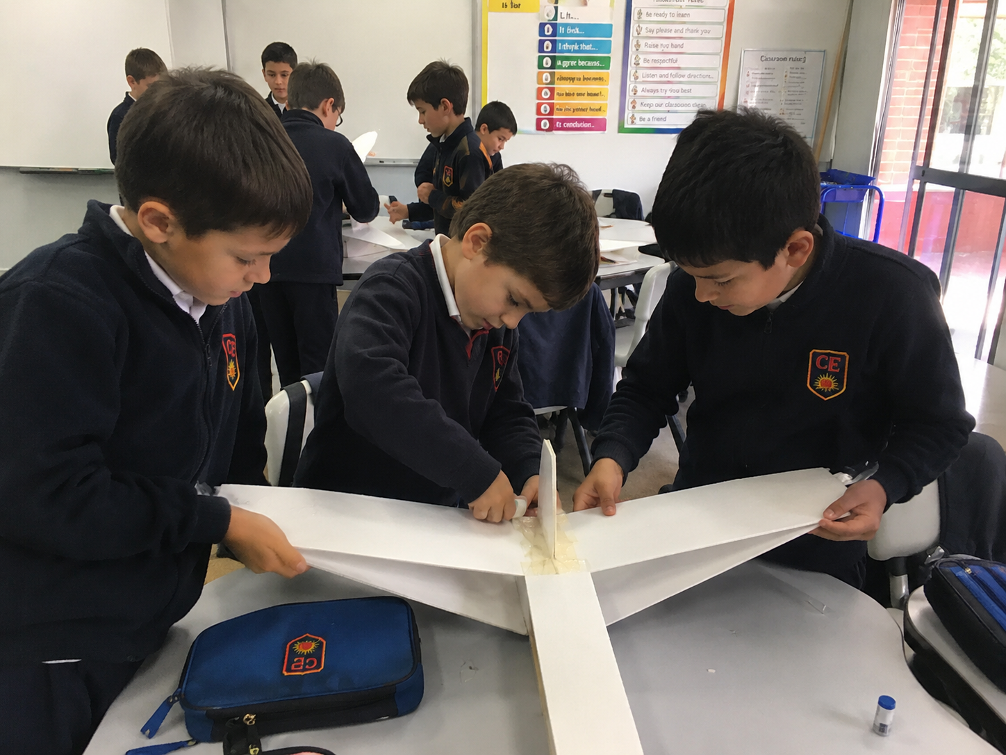 Los chicos de Primaria fabrican su primer avión
